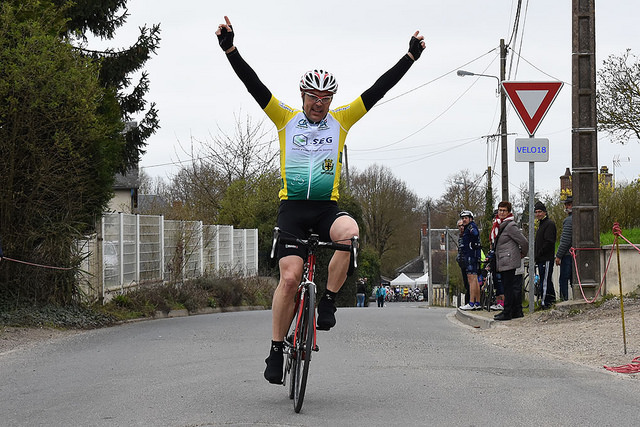 Thierry Lamy à Moulins Sur Yevre lève les bras pour la première de la saison